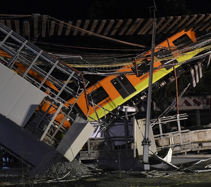 Tragedia: se derrumbó el tren metropolitano y murieron 23 personas